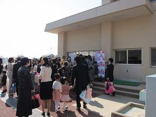 昇降口前でクラス確認