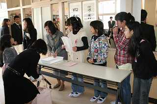 教室の前で受け付け
