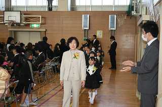 拍手のなかの退場