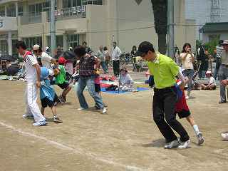 PTA種目 親子仲良くボール運びリレー