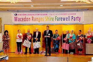 協会からプレゼントに挨拶するマセドンレンジズのロジャー市長