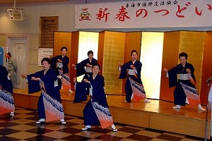 三味線の演奏に合わせて、民謡が披露されました