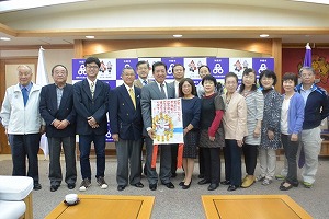 沖縄市長表敬訪問　　桑江沖縄市長（中央）と記念撮影