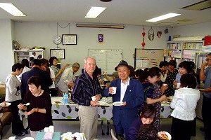 事務室での午後のお茶会風景。